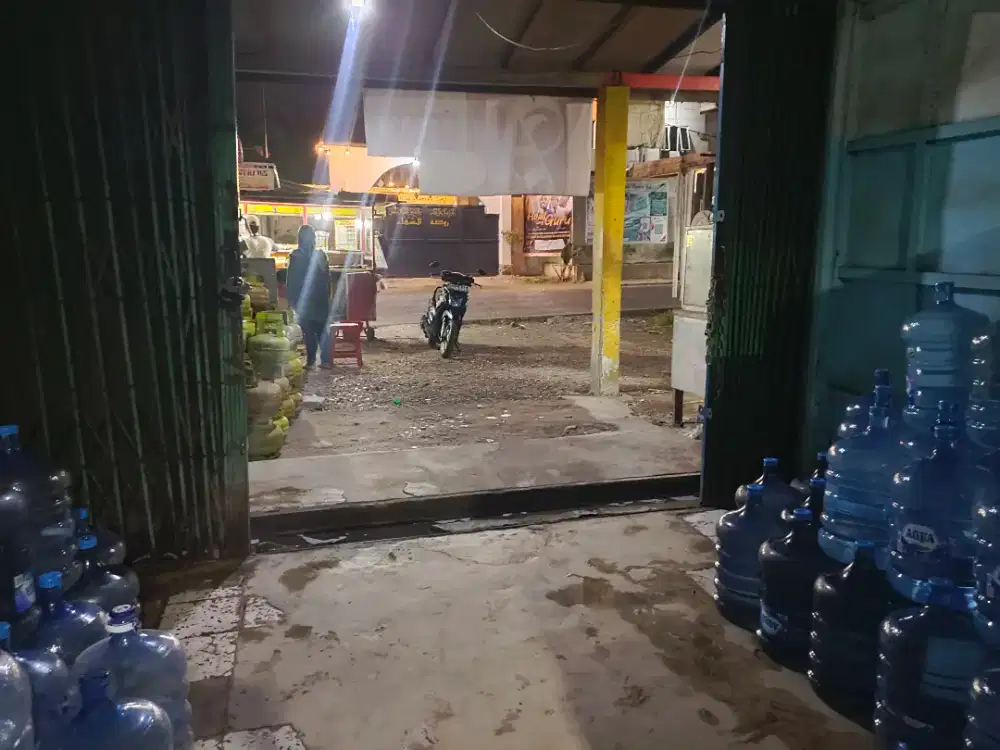 Karyawan depot isi ulang