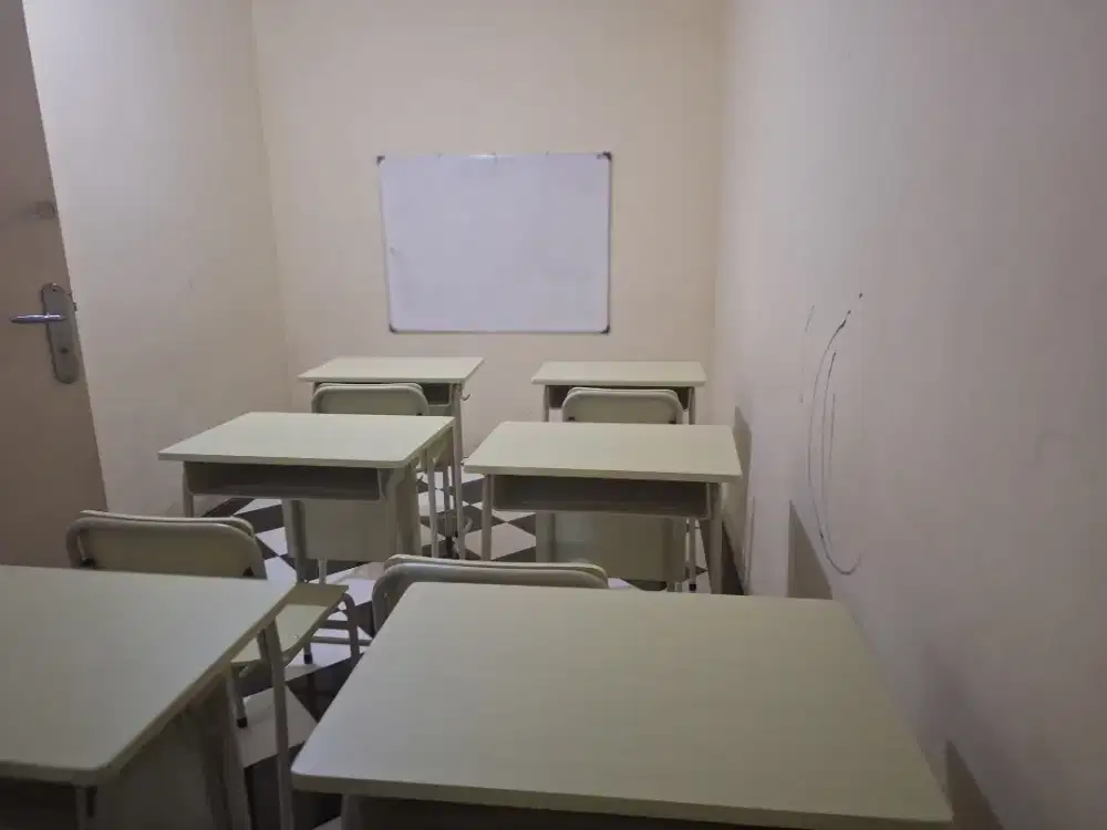 Asisten guru di sekolah