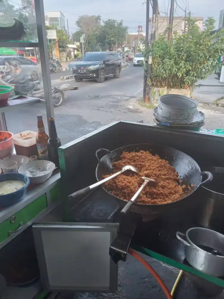 Di cari pegawai warung nasi goreng