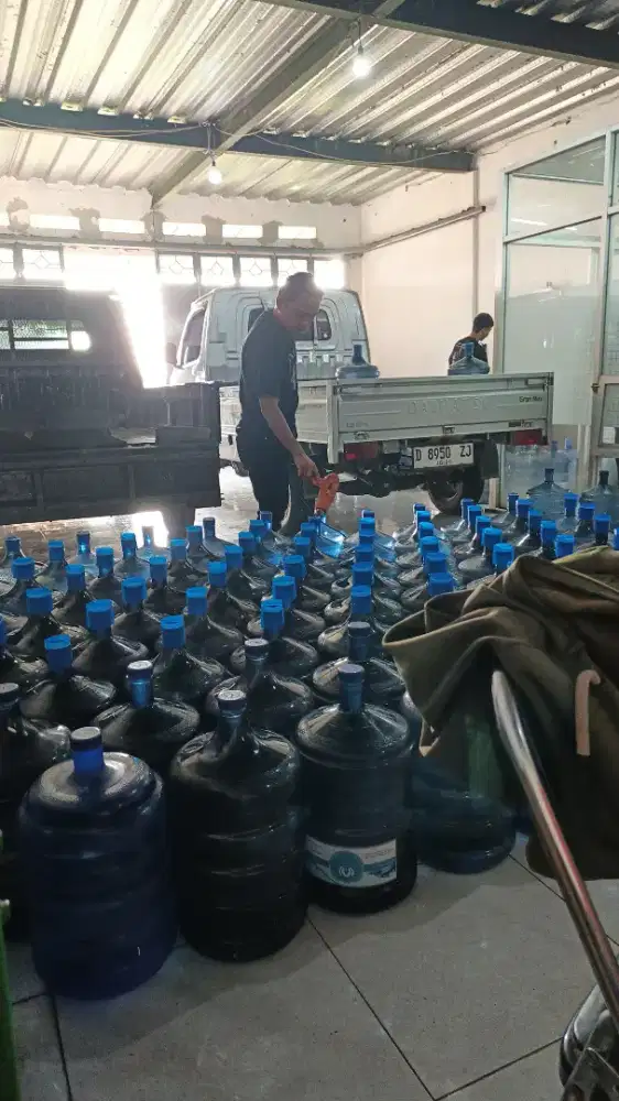 Supir canvasser galon air minum