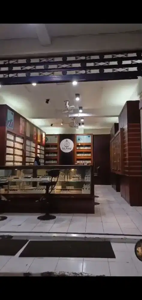Di cari staf toko