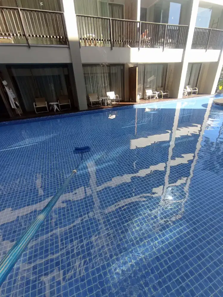 Perawatan kolam renang pool maintenance