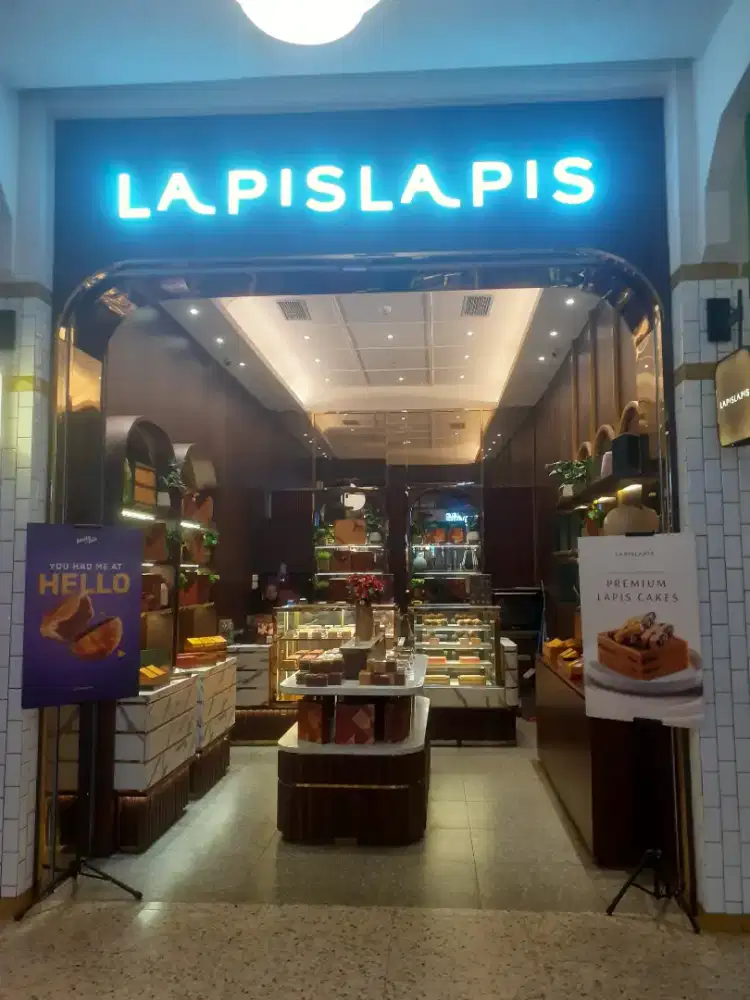 SPG/Penjaga counter kue