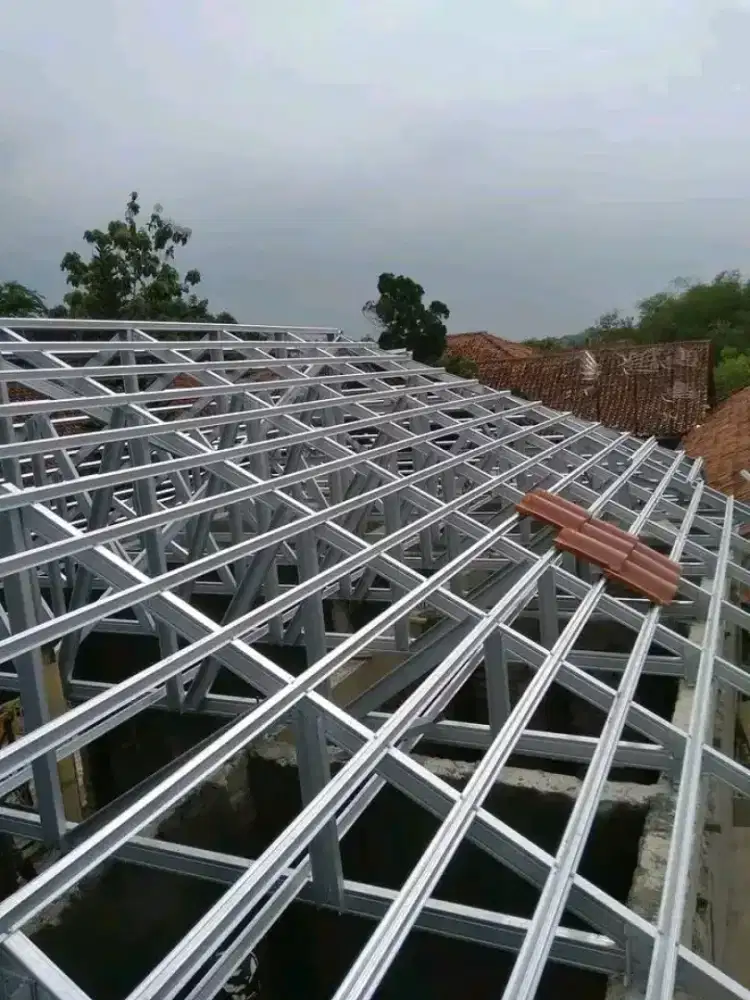 Tukang atap baja ringan, kanopi, plapon, cat dinding, atap bocor,dll