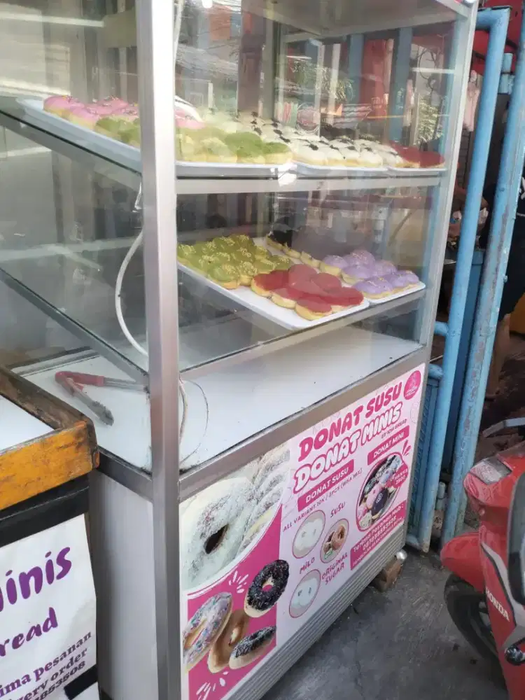 Pegawai Toko Donuts