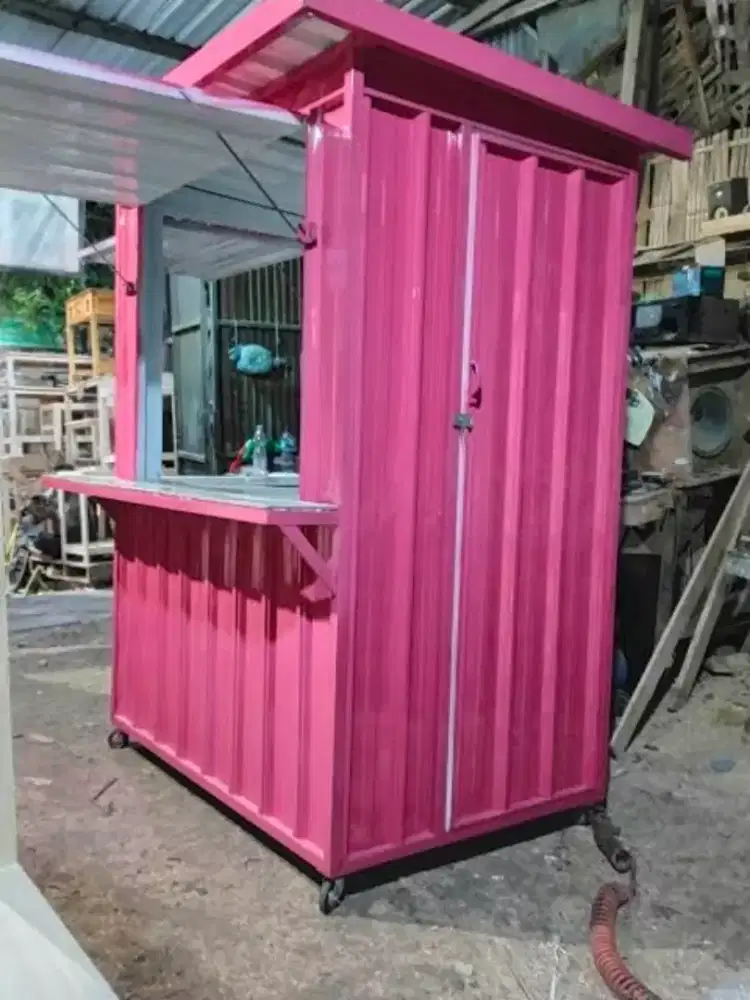 Karyawan Jaga Stand
