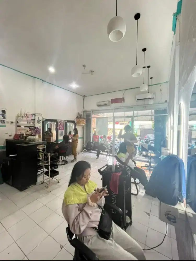 Cari pegawai salon