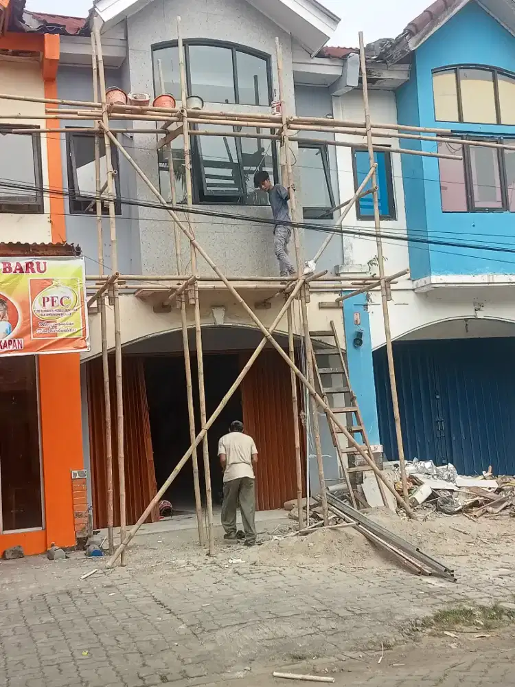 Tukang renovasi dan atap