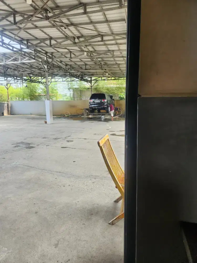 Karyawan buat cuci mobil