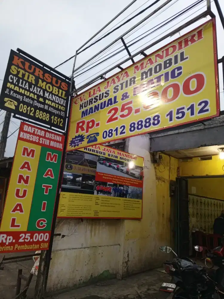 Instruktur Sekolah Mengemudi