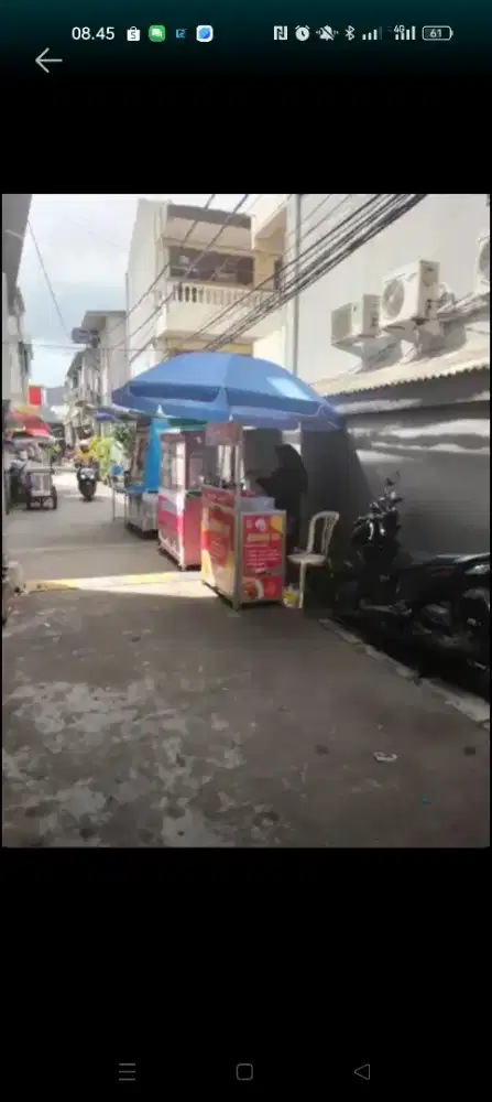 Penjaga Lapak Jualan depan Sekolah