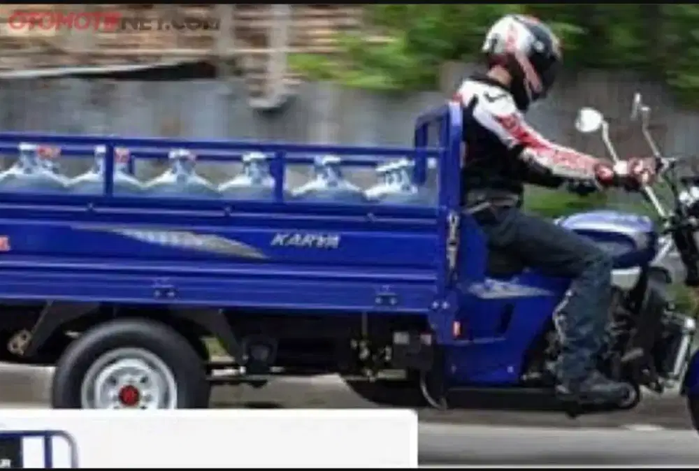 Kurir galon pakai motor roda 3