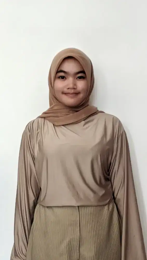 Saya sedang  mencari pekerjaan sebagai art/babysitter