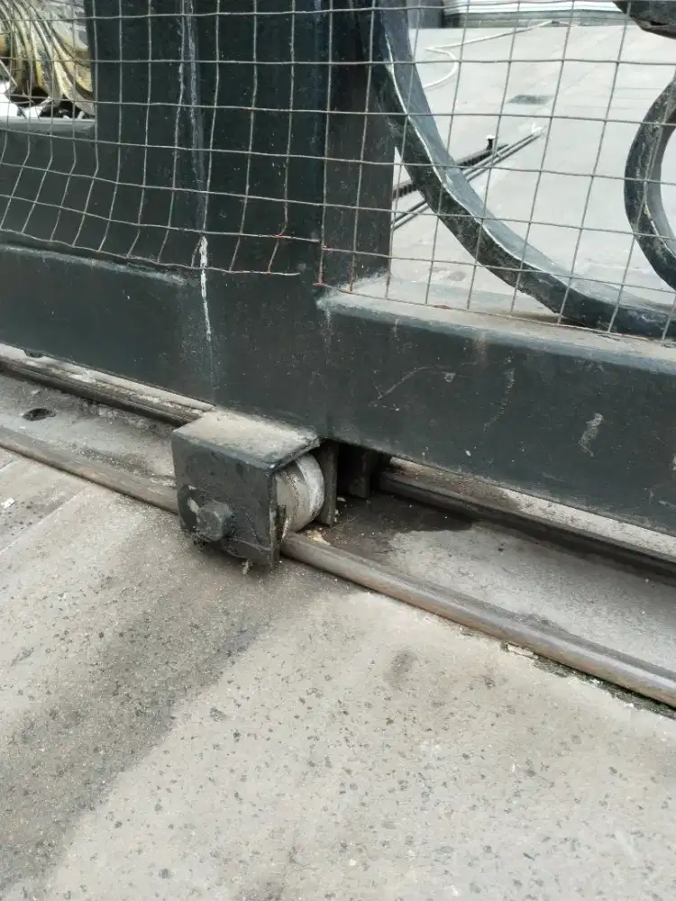 Teknisi pasang mesin autogate