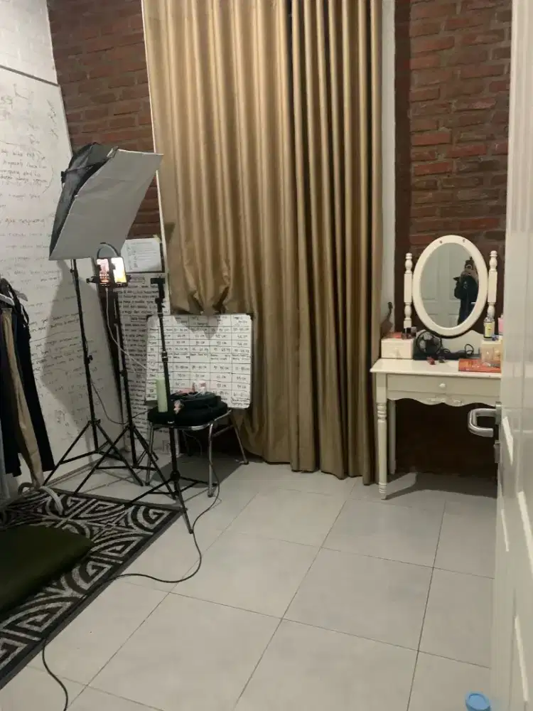 DIBUTUHKAN HOST LIVE
