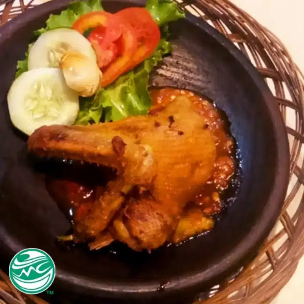 Karyawan warung seafood dan lalapan.