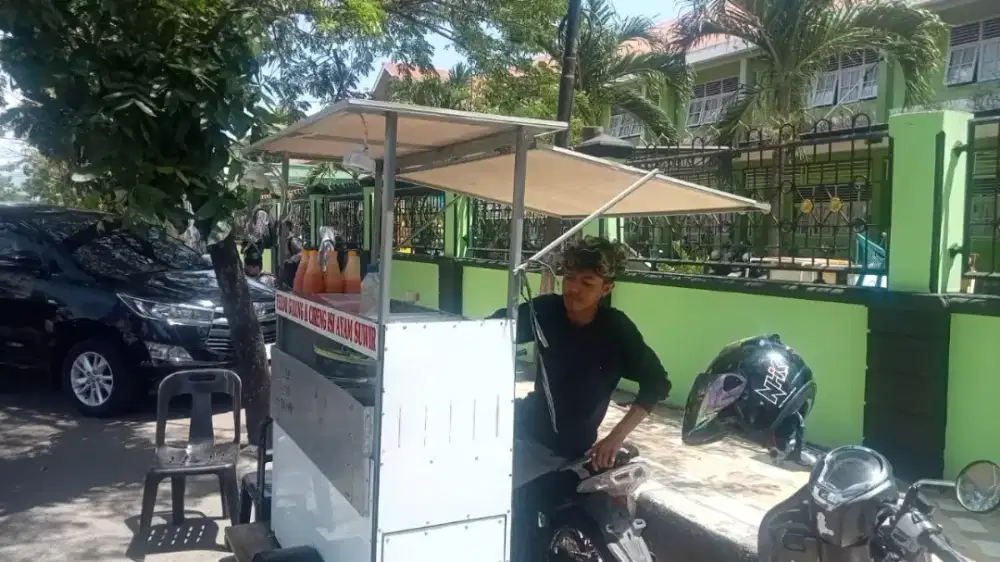 Jualan telor gulung sama cireng isi ayam suwir pake becak