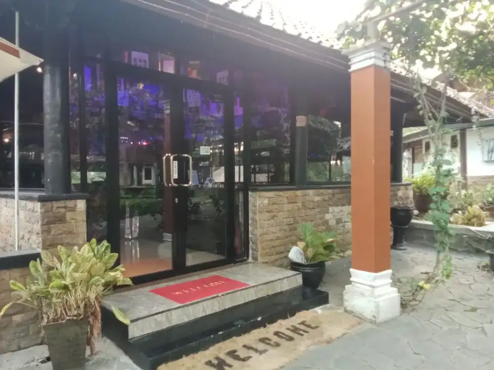 Dibutuhkan Segera Waitress buat di Bar&Cafe