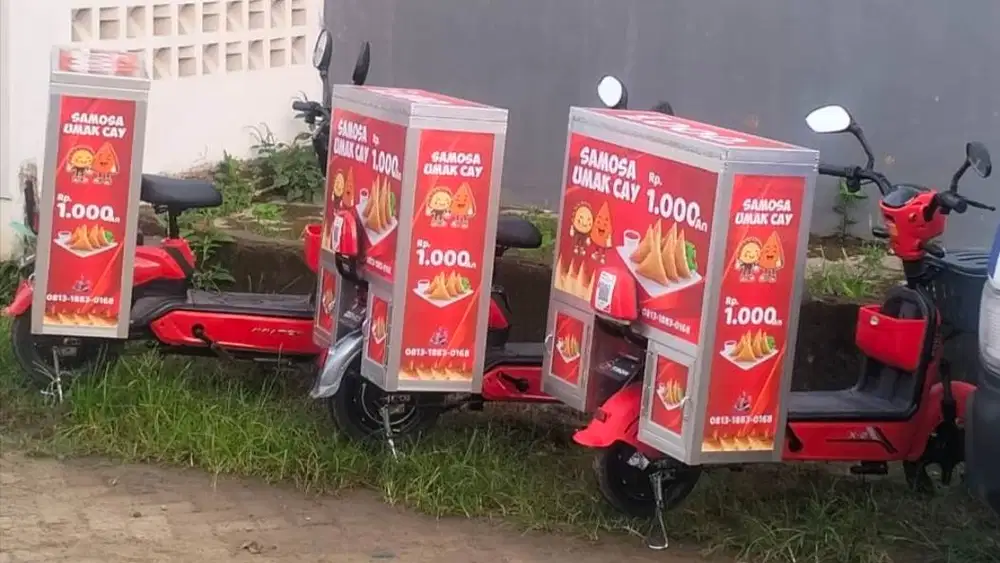 Penjual samosa keliling dengan sepeda listrik