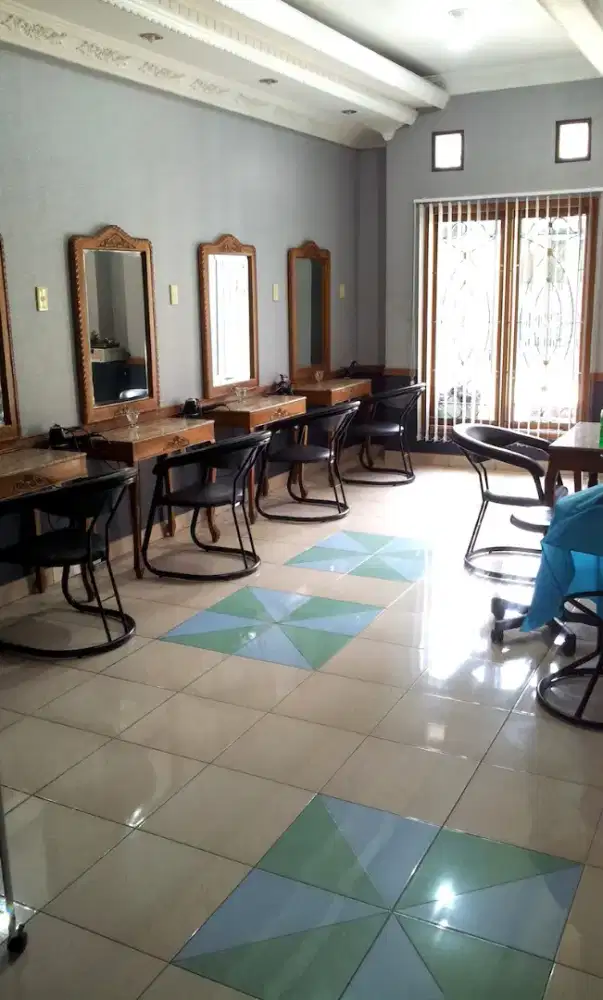 Dibutuhkan asisten wanita terapis untuk salon
