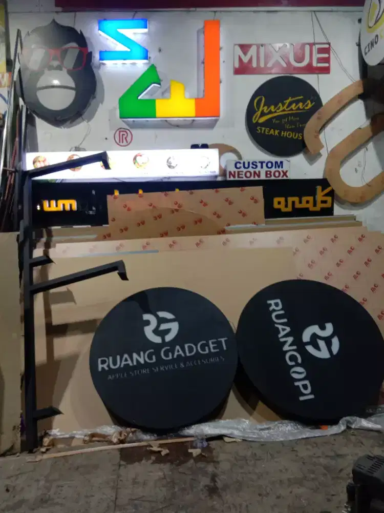 Huruf timbul dan neon box