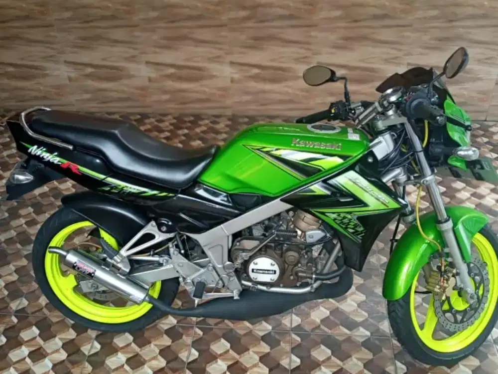 Pelayan toko sperpart motor