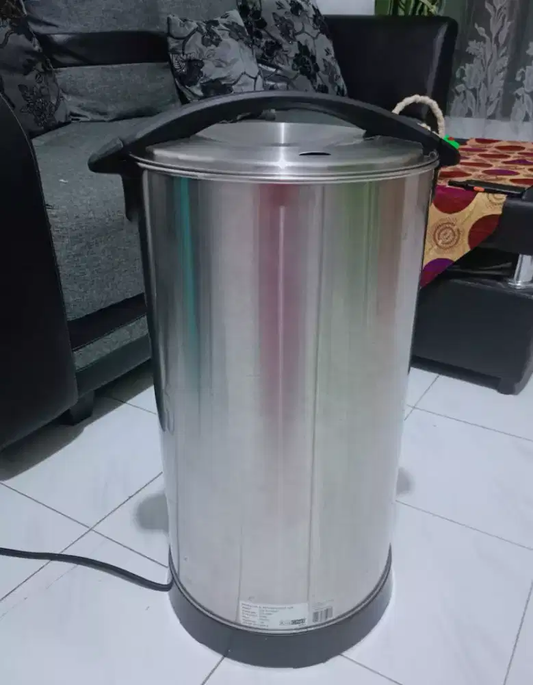 Cari cewek penjaga minuman.