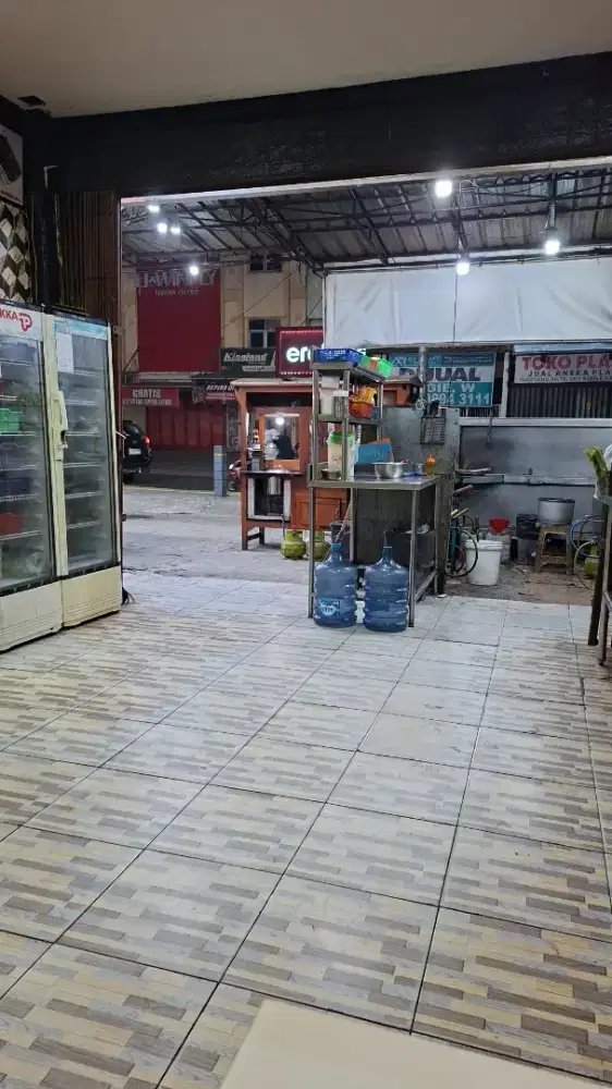 Di cari kasir dan bagian dapur