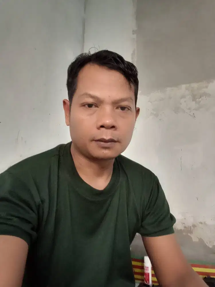 Mencari pekerjaan sebagai supir pribadi/prelan.