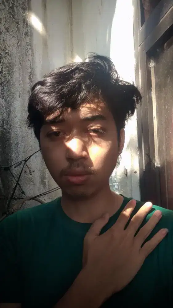 jangan melihat seseorang dari tampan nya tapi lihat lah dari tulusnya