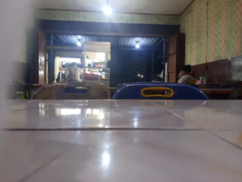 Staff rumah makan padang