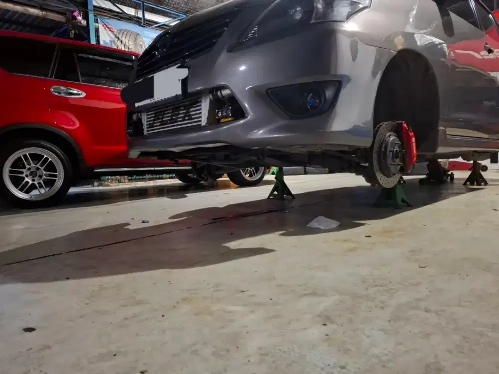 Dibutuhkan tenaga mekanik mobil atau helper mekanik mobil