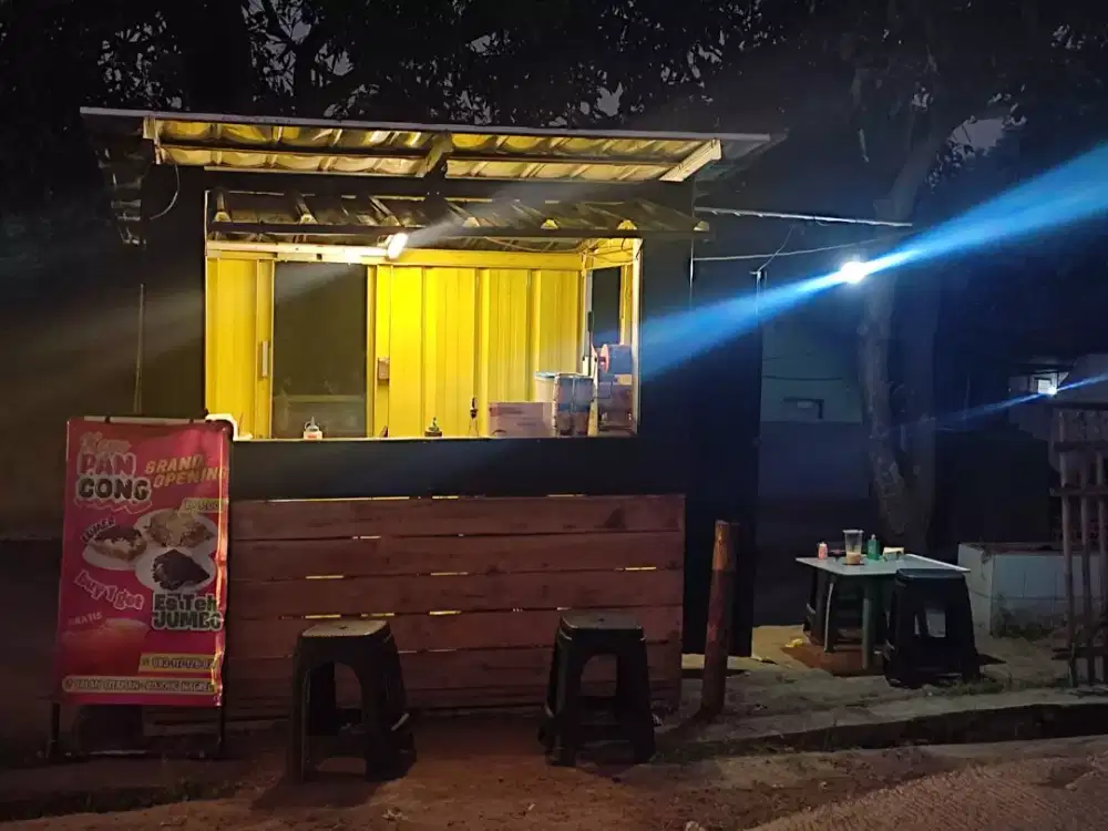 penjaga stand kue pancong lumer