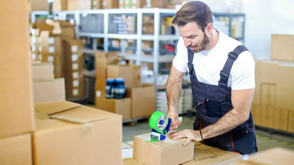 DICARI PEGAWAI LAKI-LAKI PACKING BARANG DAN ANGKAT BARANG ONLINE SHOP