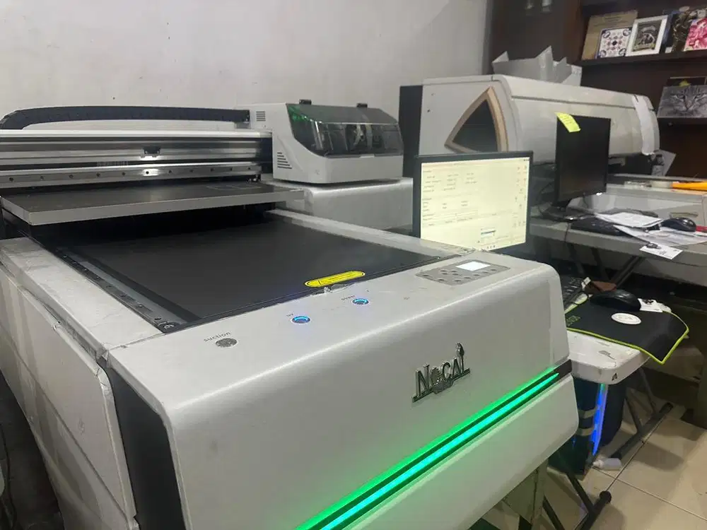 Operator mesin print uv