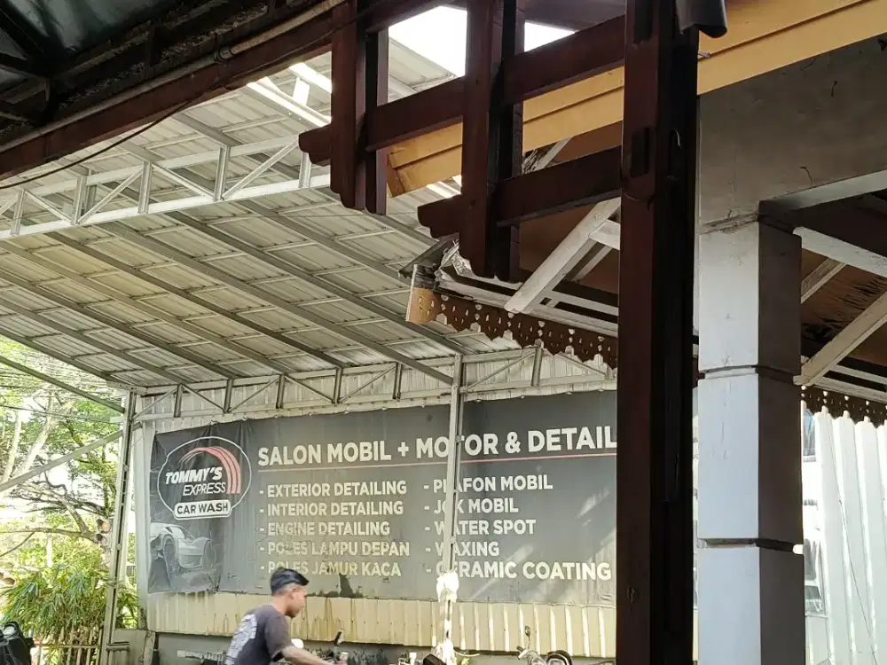 Pekerja cuci motor dan mobil