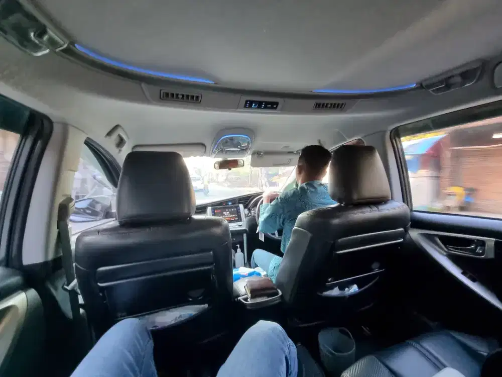 Sopir mobil angkut dan mobil kantor