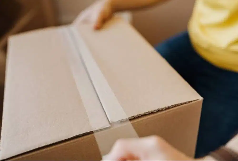 Staf Logistik, tukang packing paket
