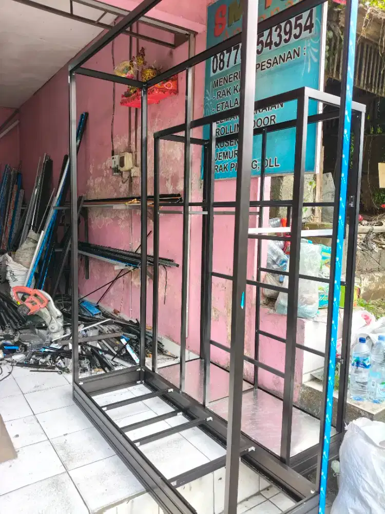 Dicari pembuat etalase kaca