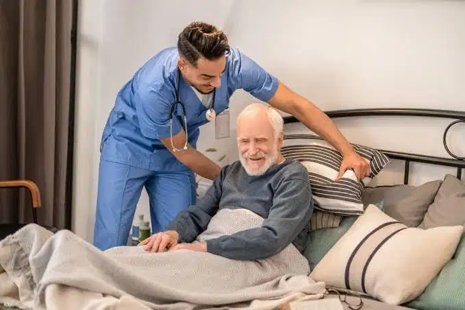 Dicari Caregiver / Perawat Lansia Laki-Laki