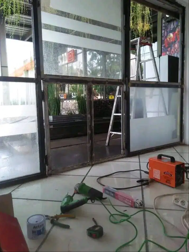 Terima jasa perbaikan rumah . Service AC las kanpoy pagar.DLL