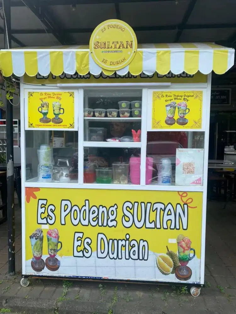 Karyawan jaga booth