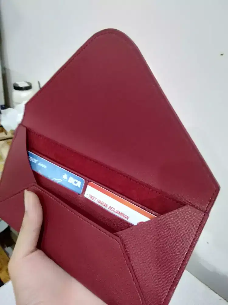Siap bekerja untuk membuat tas kulit/ dompet kulit