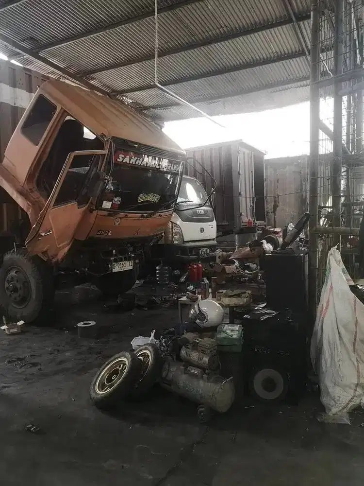 Mekanik Montrik Truk Diesel dan bensin Ekspedisi