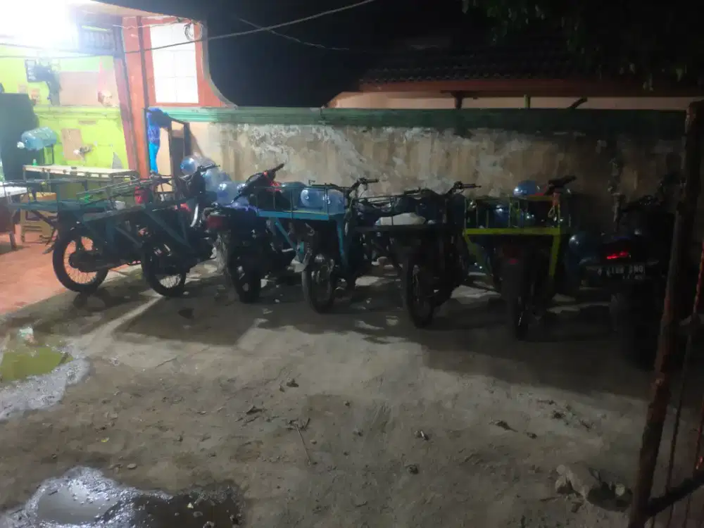 Di butuhkan karyawan antar galon memakai motor