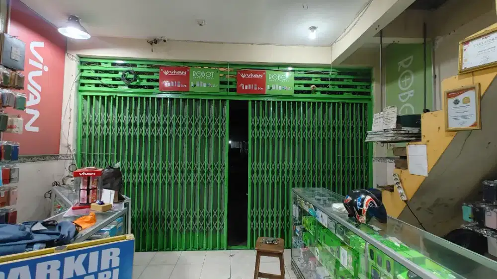 Karyawan Toko Aksesoris HP