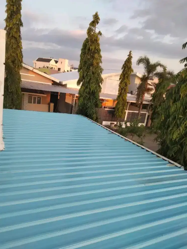 Tukang perbaikan atap bocor renovasi rumah pemasangan atap baja ringan