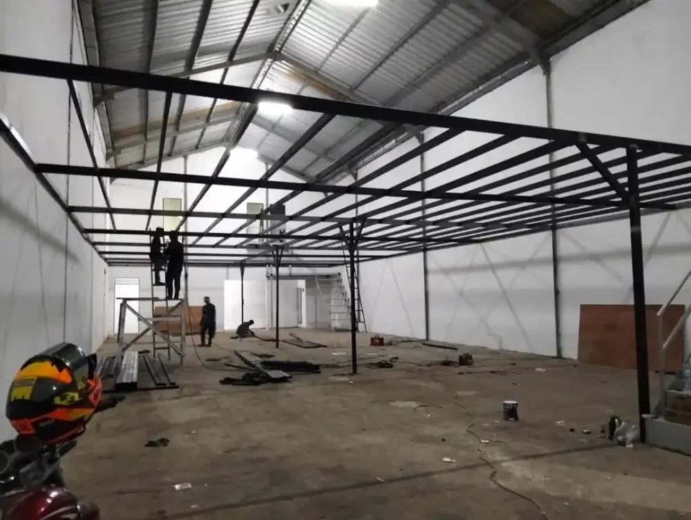 Tukang las bikin gudang pabrik dll