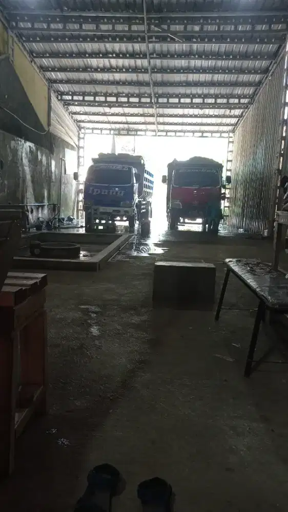 Saya dan adik teman saya mencari kerja.