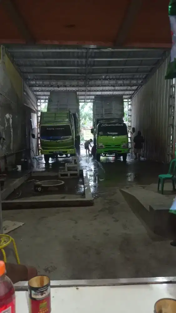 Saya dan adik teman mencari kerja.